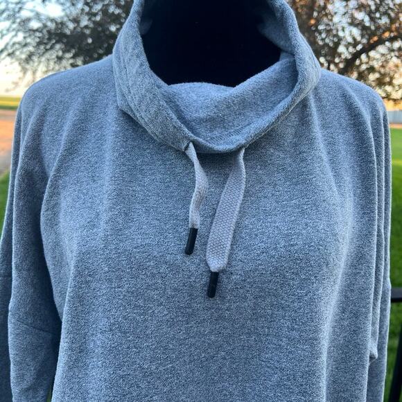 Under Armour women’s M, Loose  top.  Drawstring collar, white cuffs & waist band - Picture 1 of 5